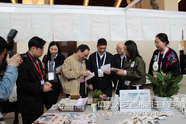 江蘇省教育廳副廳長(zhǎng)朱衛(wèi)國(guó)、體衛(wèi)藝處處長(zhǎng)張鯉鯉在我校副院長(zhǎng)張承志陪同下參觀學(xué)生作品.jpg